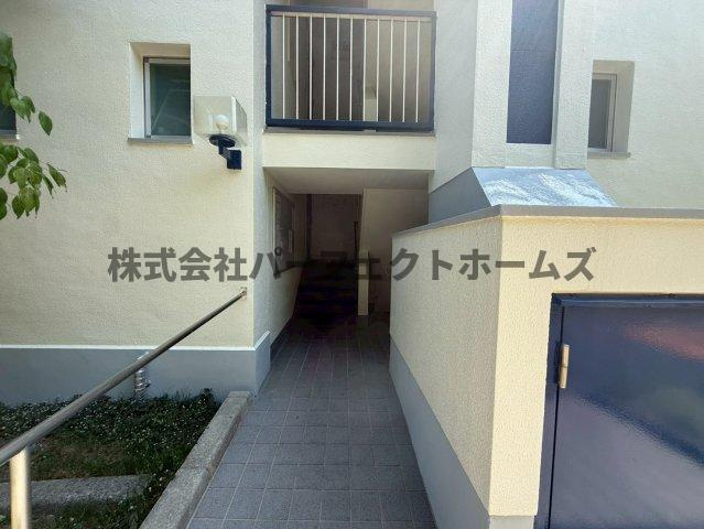 香里三井団地A76棟のエントランス