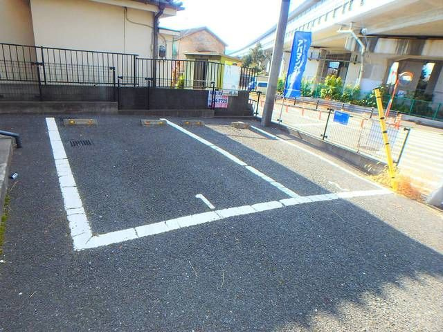八王子市楢原町のアパートの駐車場