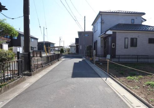 【土地】鶴ヶ島市下新田建築条件無し売地の前面道路含む現地写真