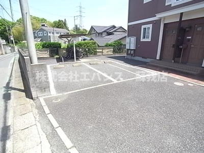 【駐車場】 | クレストヒルズ | 車をお持ちの方に嬉しい駐車場付きの物件です