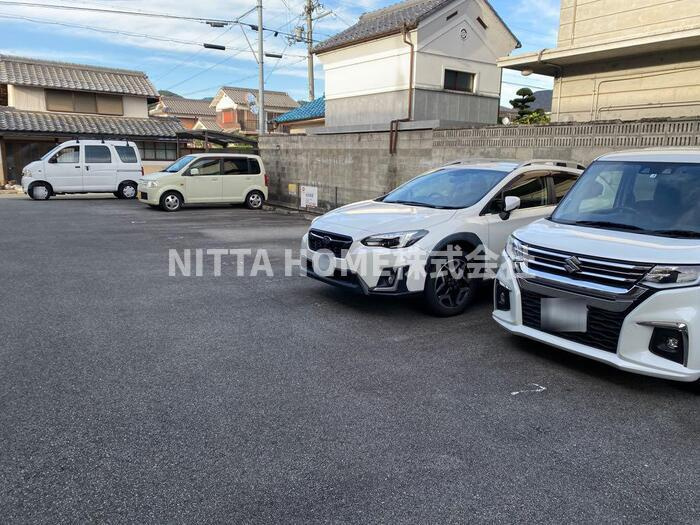 ゴマリ　ジャーディンの駐車場|敷地内に駐車場があります＊