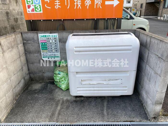 ゴマリ　ジャーディンのエントランス|専用のゴミ捨て場があります◇