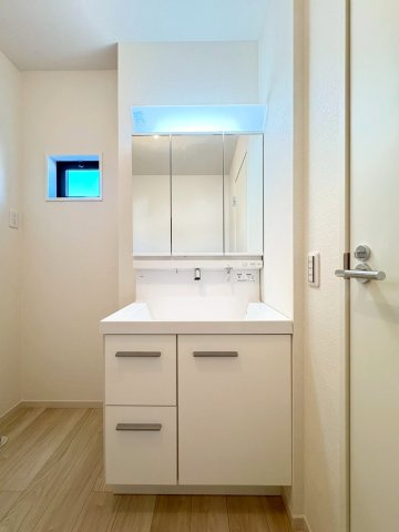 新築戸建　静岡市駿河区豊田2期　全２棟　2号棟の独立洗面台|清潔感のある洗面台。鏡の裏も収納になっているため歯ブラシなど細かいものもスッキリ収納できます！