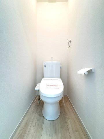 新築戸建　静岡市駿河区豊田2期　全２棟　2号棟のトイレ|各階にトイレがあるため、朝の支度もスムーズにすすみます。