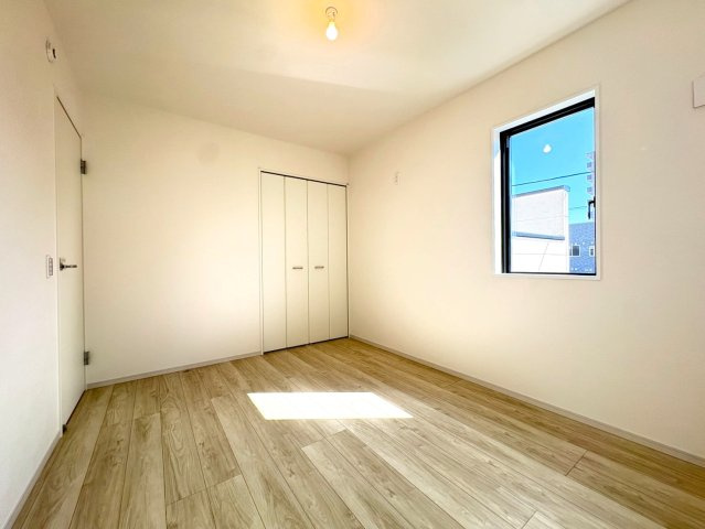 新築戸建　静岡市駿河区豊田2期　全２棟　2号棟の洋室|全ての居室が６帖以上の充分な広さがあるため、プライベート空間が充実します。
