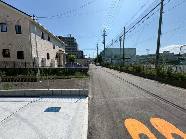 新築戸建　静岡市駿河区豊田2期　全２棟　2号棟の前面道路含む現地写真