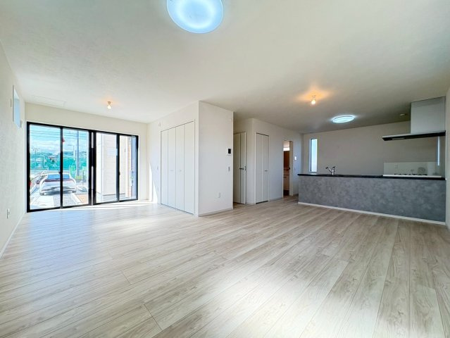 新築戸建　静岡市駿河区豊田2期　全２棟　2号棟の居間・リビング|明るい光が差し込むリビングは自然と家族が集まる場所になりそうですね。