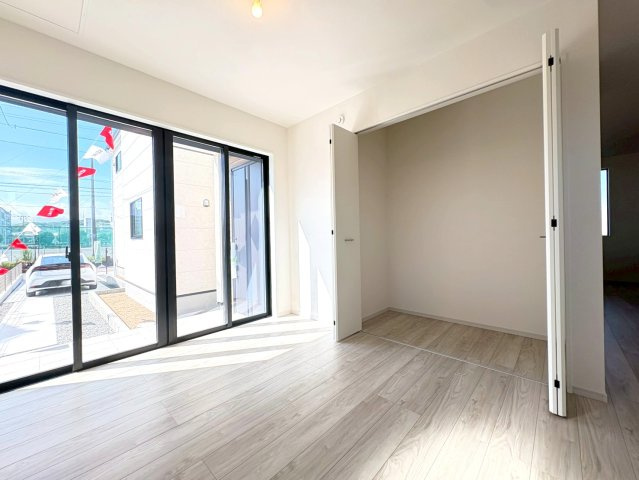 新築戸建　静岡市駿河区豊田2期　全２棟　2号棟の居間・リビング|あると便利な収納がたくさんございます！