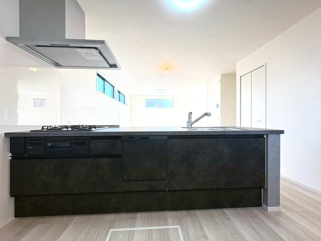 新築戸建　静岡市駿河区豊田2期　全２棟　2号棟のキッチン|収納豊富なシステムキッチン。限られたスペースを有効活用できる床下収納もございます。