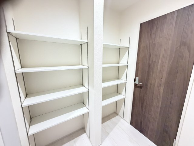 リーブルガーデンＳ前橋青柳町第4　１号棟の収納|キッチン横に、便利なパントリー収納付きです。ストック品や調理器具の収納に重宝しますよ！