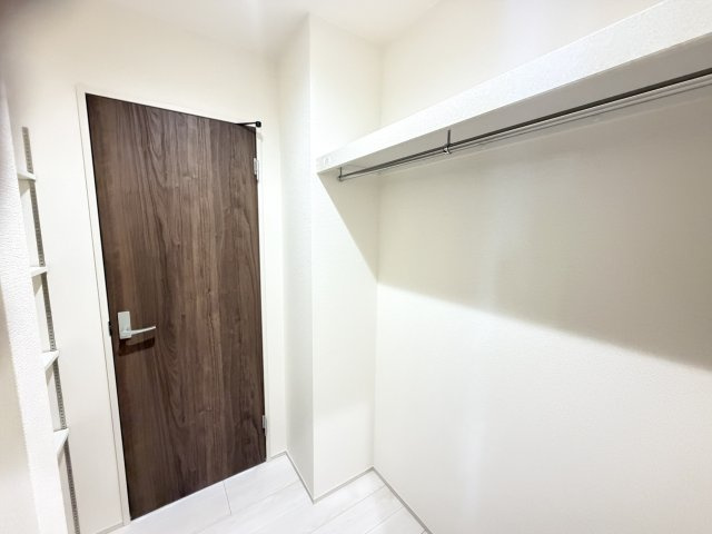 リーブルガーデンＳ前橋青柳町第4　１号棟の収納|ウォークインクローゼット付きです。玄関から直通なのでコート掛け等にいかがでしょうか。