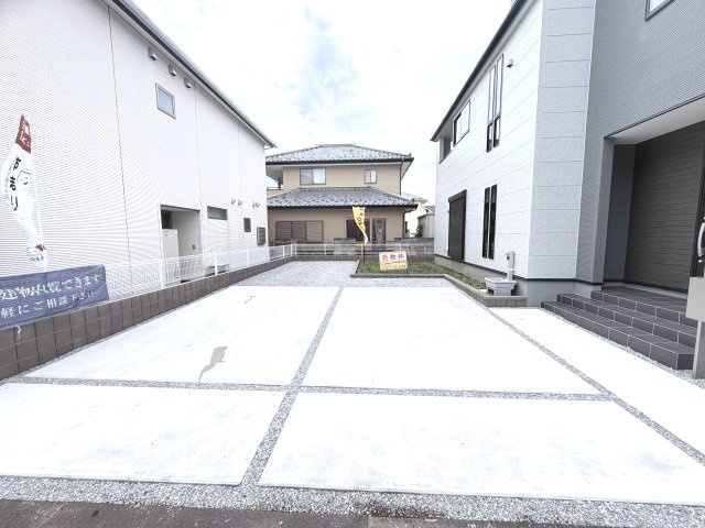 リーブルガーデンＳ前橋青柳町第4　１号棟の駐車場|駐車場もキレイに整備されています。３台駐車可能です。