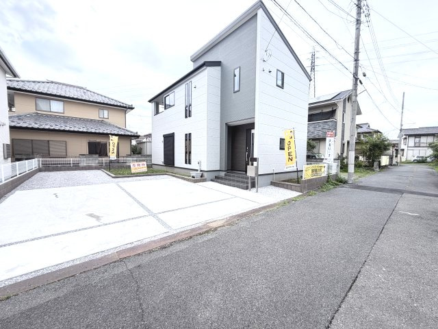 リーブルガーデンＳ前橋青柳町第4　１号棟の前面道路含む現地写真|前面道路も広々しているので車の出し入れもしやすいですよ！