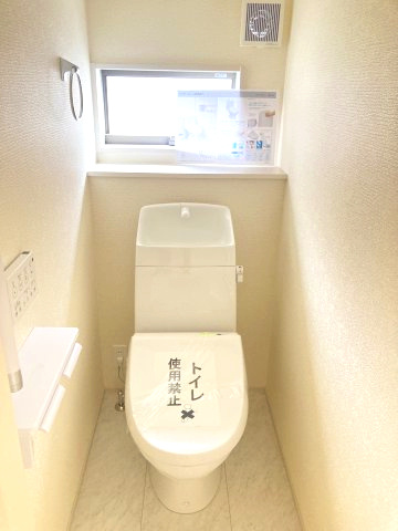 リーブルガーデンＳ前橋青柳町第4　１号棟のトイレ|1階トイレです。清潔感のある白を基調としています。
温水洗浄・便座暖房機能の付いた快適なトイレです☆