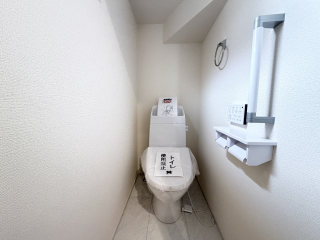 リーブルガーデンＳ前橋青柳町第4　１号棟のトイレ|1階トイレです。清潔感のある白を基調としています。
温水洗浄・便座暖房機能の付いた快適なトイレです☆