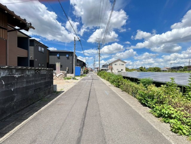 【商談中】リーブルガーデン　一宮市浅井町尾関第2　全4区画分譲の前面道路含む現地写真|「現地（2026年8月17日）撮影」　
■前面道路　
■ヤマダ不動産　株式会社リライフ