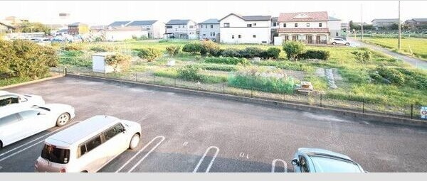 ファミール　新の駐車場