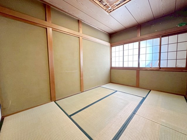 桂乾町の和室|寒い冬はコタツを置いて家族で温まれる憩いの場に嬉しい和室。ゲストをもてなす客間としても最適です。（R8.5撮影）