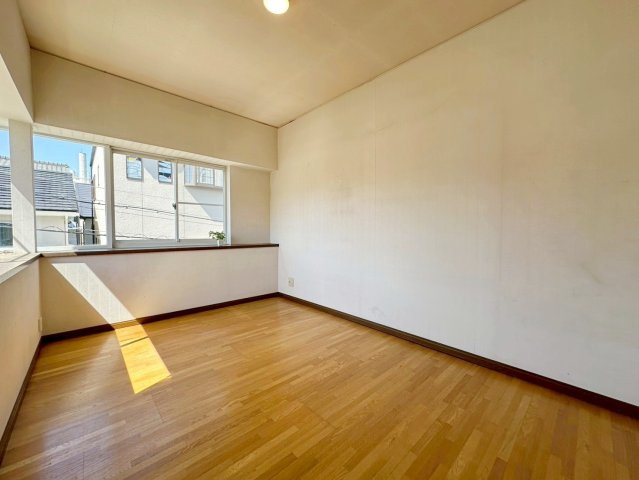桂乾町の洋室|出窓部分は奥行きがあり、お部屋に開放感をもたらします。ちょっとした小物や植物を飾って楽しむこともできちゃいます！（R8.5撮影）