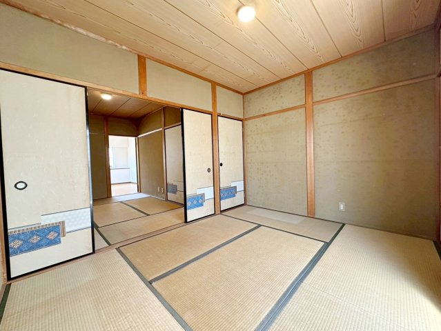桂乾町の和室|五条通に面したところに店舗がございます！お店の前や裏側に駐車スペースあり◎キッズルームも完備しておりますので、ぜひお子様もご一緒にご来店ください♪（R8.5撮影）
