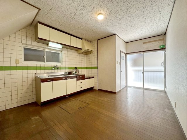 桂乾町のキッチン|リフォームのご相談承ります！
クロス張替えや水回り交換など、気になる箇所だけも可能です！
お気軽にご相談ください♪（R8.5撮影）