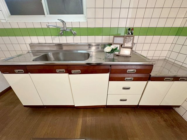 桂乾町のキッチン|収納力も兼ね備えており、調理器具や調味料などスッキリお片付けできちゃいます！（R8.5撮影）