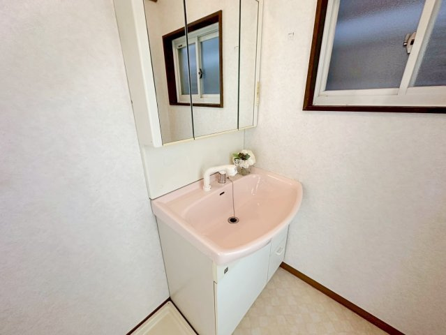 桂乾町の独立洗面台|水回り用の便利グッズを活用して、使い勝手をカスタマイズ！（R8.5撮影）