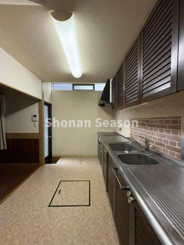 【現地画像あり】厚木市及川1丁目　中古戸建　47.43坪のキッチン|お料理に集中しやすい壁付けタイプのキッチンです♪
