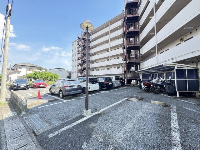 グランピニエール松戸の駐車場