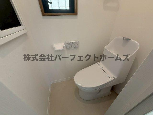 菅相塚町戸建　賃貸のトイレ|落ち着いた色調のトイレです