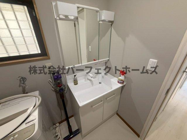 菅相塚町戸建　賃貸の独立洗面台|独立洗面台あり、毎朝おしゃれに忙しい女性の方におすすめです