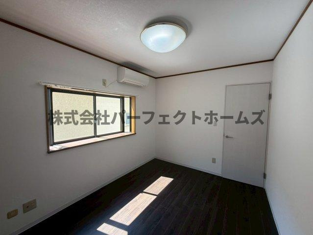 菅相塚町戸建　賃貸の洋室|個人の部屋や寝室として使える洋室です
