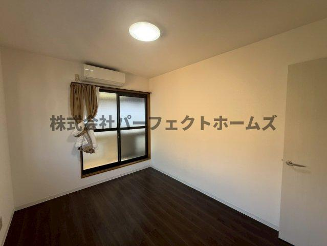 菅相塚町戸建　賃貸の洋室|落ち着いた色調の洋室です