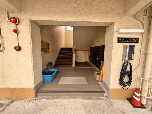 田中マンションのエントランス