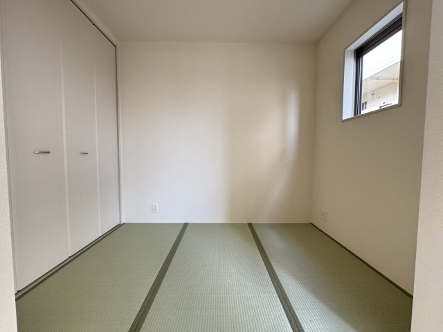 うるま市前原（全10棟）5号棟の和室|5号棟　畳コーナー3帖＋収納付き♪