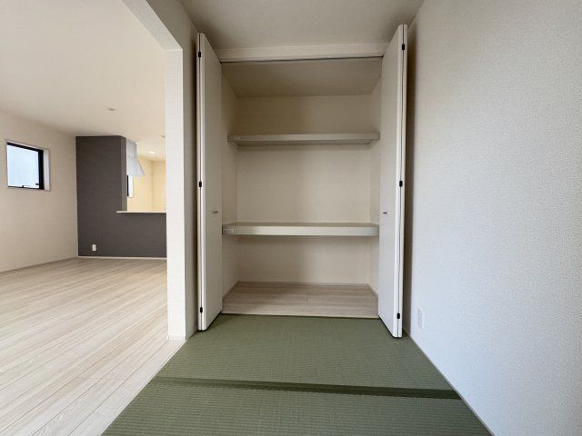 うるま市前原（全10棟）5号棟の和室|5号棟　畳コーナー3帖＋収納付き♪