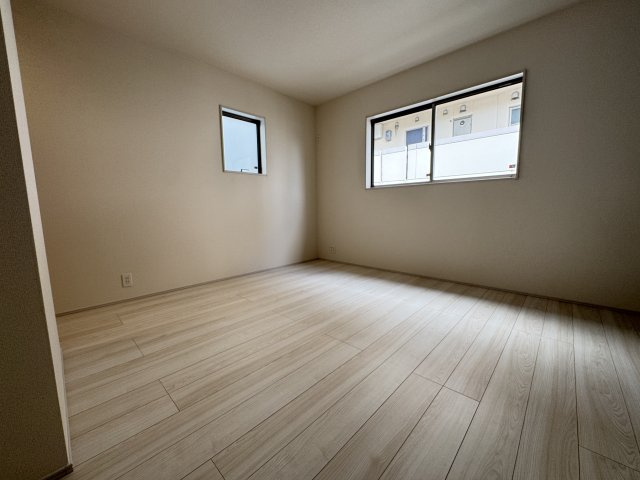 うるま市前原（全10棟）5号棟の洋室|5号棟　洋室7.5帖＋WIC付き♪