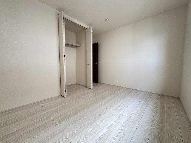 うるま市前原（全10棟）5号棟の洋室|5号棟　洋室6.5帖＋CL付き♪