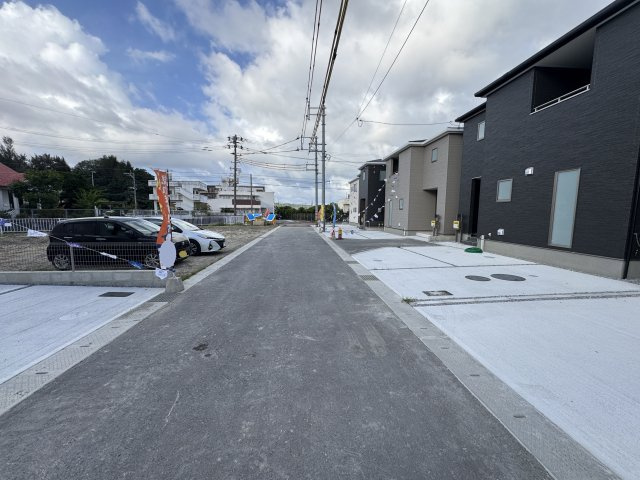 うるま市前原（全10棟）5号棟の前面道路含む現地写真|※中央側4.5m道路♪