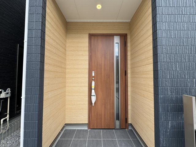 うるま市前原（全10棟）5号棟の玄関|5号棟　スマートキー付き♪