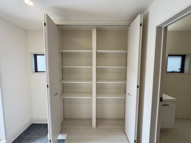 うるま市前原（全10棟）5号棟の玄関|5号棟　十分な収納付き玄関♪