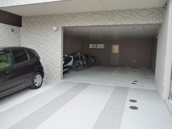 アヴェニール　ヤサカの駐車場