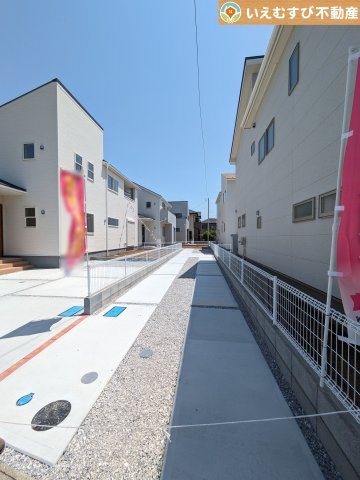 Livele Garden.S　吉見町東野第2の駐車場|3台駐車可能なゆとりのカースペース
複数台車をお持ちでも、お友達が遊びに来てもゆとりの駐車スペース！