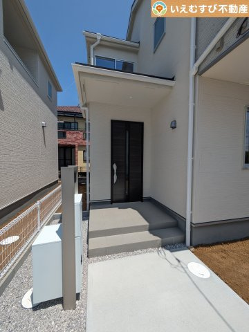 Livele Garden.S　吉見町東野第2のエントランス|落ち着いた色づかいのエントランス
駐車場からアクセスの良いエントランス。雨の日や荷物が多くても安心の動線♪