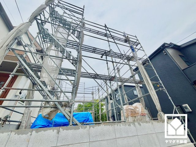 西宮市五月ケ丘　2期　3号棟の外観|キッチンはカウンター付きの対面式。配膳や片付けがしやすく、お料理中もリビングにいるお子様の様子が見守りやすい設計です。キッチン横には窓がございますので、昼間は手元が明るく、お料理がはかどります。