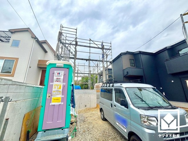 西宮市五月ケ丘　2期　3号棟の外観|パントリーがあり、食品のストックや食器等もすっきり片付けることができます。まとめ買いしても心配要らずの収納力です。災害時の非常食や食料品のストックなどを保存できる床下収納もございます。
