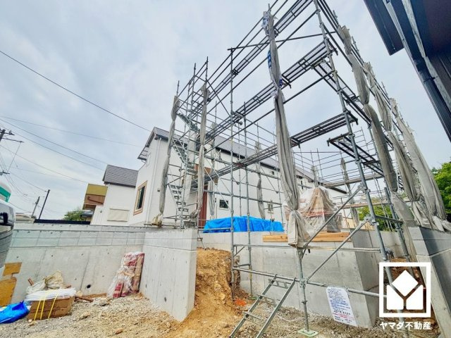 西宮市五月ケ丘　2期　3号棟の外観|洗面室へはパントリーからも出入り可能な回遊型の間取り設計。入浴中の家族がいても脱衣室を通らず身支度ができるので、気兼ねなく使えます。