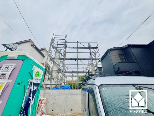 西宮市五月ケ丘　2期　3号棟の外観|1階にファミリークローゼット、2階にウォークインクローゼットがございます。お洋服はもちろん、スーツケースなどの大物もしっかり収納できます。