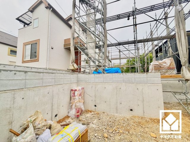 西宮市五月ケ丘　2期　3号棟の外観|2階廊下にも収納スペースがあり、住空間を広々お使いいただけます。日用品のストックなどもすっきり片付きます。