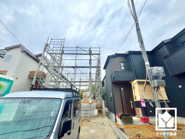 西宮市五月ケ丘　2期　3号棟の外観|南東側・北東側の2面バルコニーで陽当たり、風通し良好。バルコニーが2か所ございますので、お洗濯物をたっぷりと干す事ができます。南東側はインナーバルコニーなので急な雨の日も洗濯物が濡れにくく便利です。